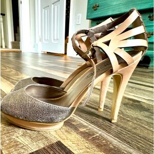 Moda. Platform heels with straps, super comfortable.